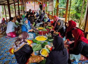 1. Mengelupis by Kedayan community-min Brunei community